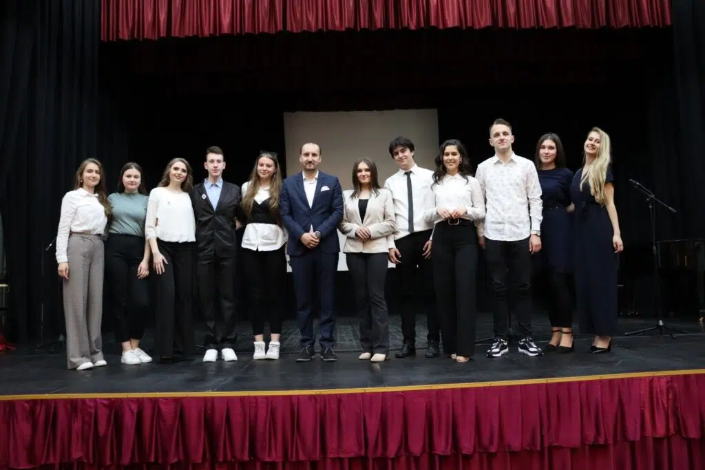 (FOTO/VIDEO) Grupa mladih “Mladi mjesec” organizovala “Tribinu o Poslanicima”