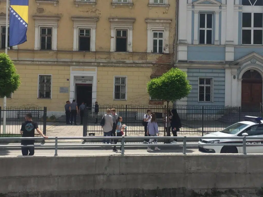 (FOTO) POLICIJA NA TERENU / Dojava o bombi stigla na adresu još dvije škole u Travniku