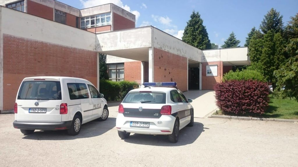 (FOTO) Dojava o bombi i u OŠ Travnik/ Učenici evakuisani!