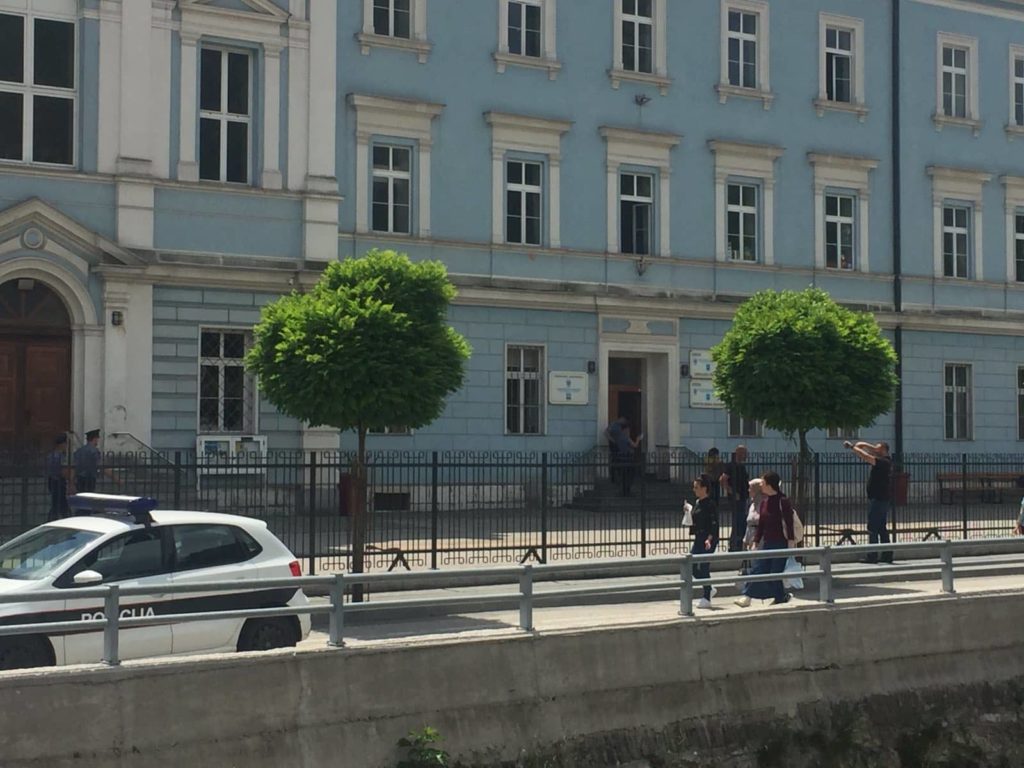 (foto) policija na terenu / dojava o bombi stigla na adresu još dvije škole u travniku