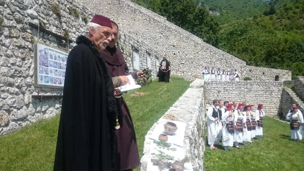 (FOTO/VIDEO) “Konzulska vremena” u Travniku / Na današnji dan prije 559 godina po prvi put spomenut Travnik