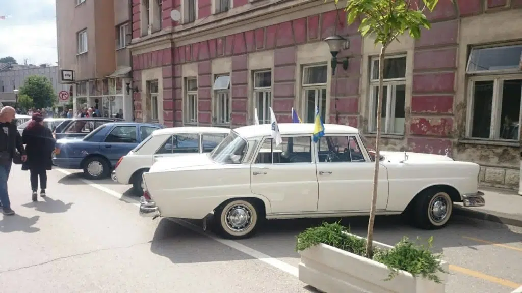 (FOTO) Internacionalni oldtimer skup “Travnik 2022” / Na ulicama Travnika preko 60 limenih ljepotana
