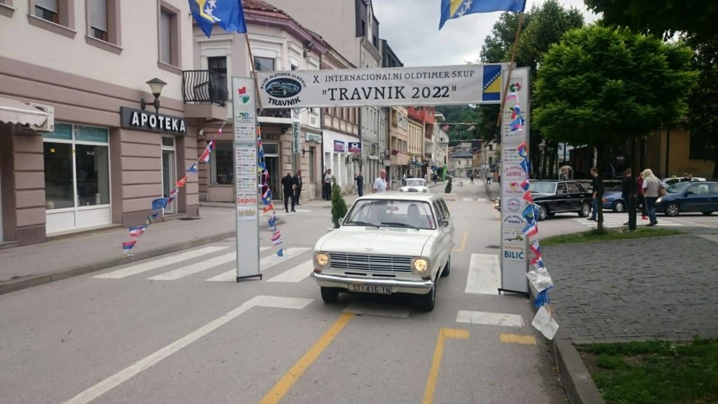 (foto) internacionalni oldtimer skup “travnik 2022” / na ulicama travnika preko 60 limenih ljepotana