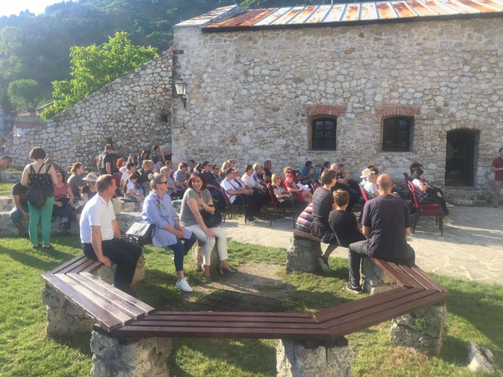 (foto) učenici osnovne muzičke škole travnik održali koncert na tvrđavi stari grad