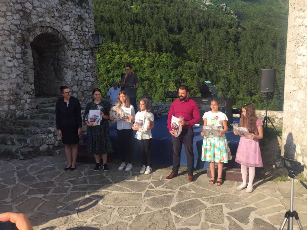 (foto) učenici osnovne muzičke škole travnik održali koncert na tvrđavi stari grad