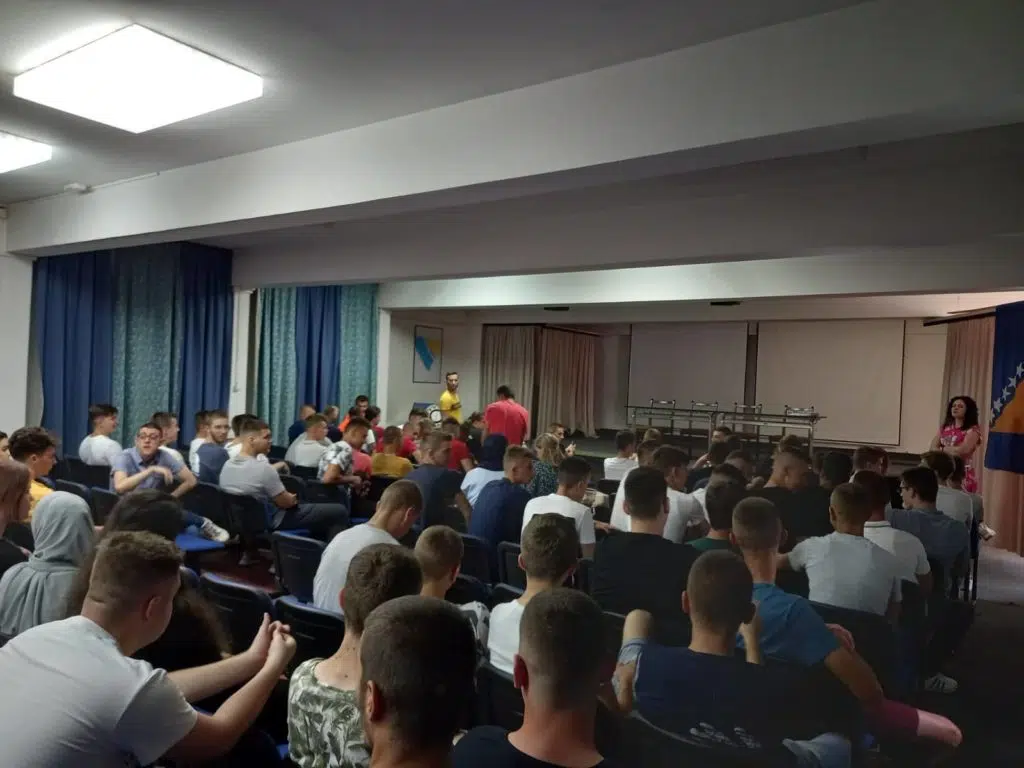 Podjela svjedodžbi u Mješovitoj srednjoj tehničkoj školi Travnik