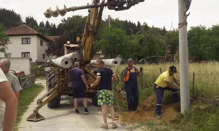 (FOTO) MZ KARAULA / Naselje Gotići nakon 26 godina dobija rasvjetu