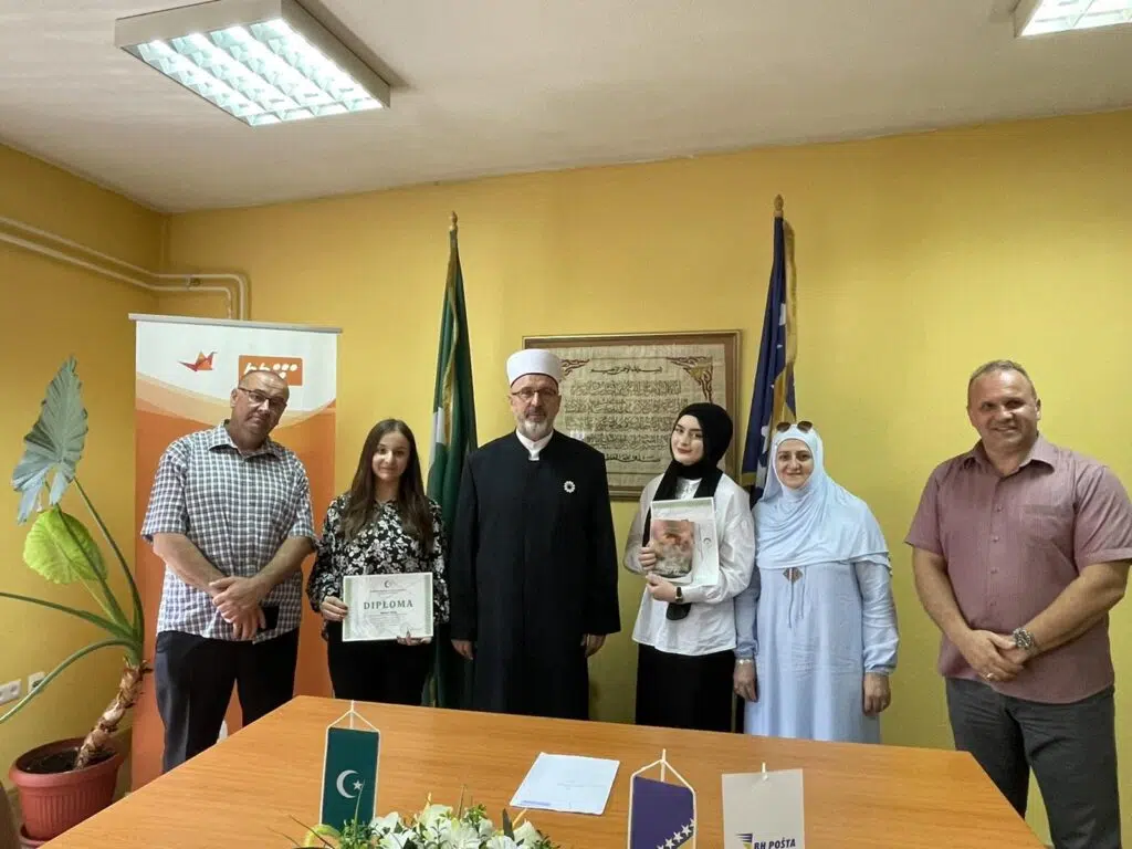 Nejra, Amira i Sumejja napisale najbolje literarne radove na temu „Tradicija, identitet, domovina“