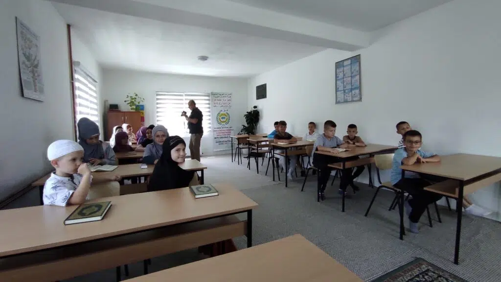 Mekteb u Brajćima opremljen novim namještajem