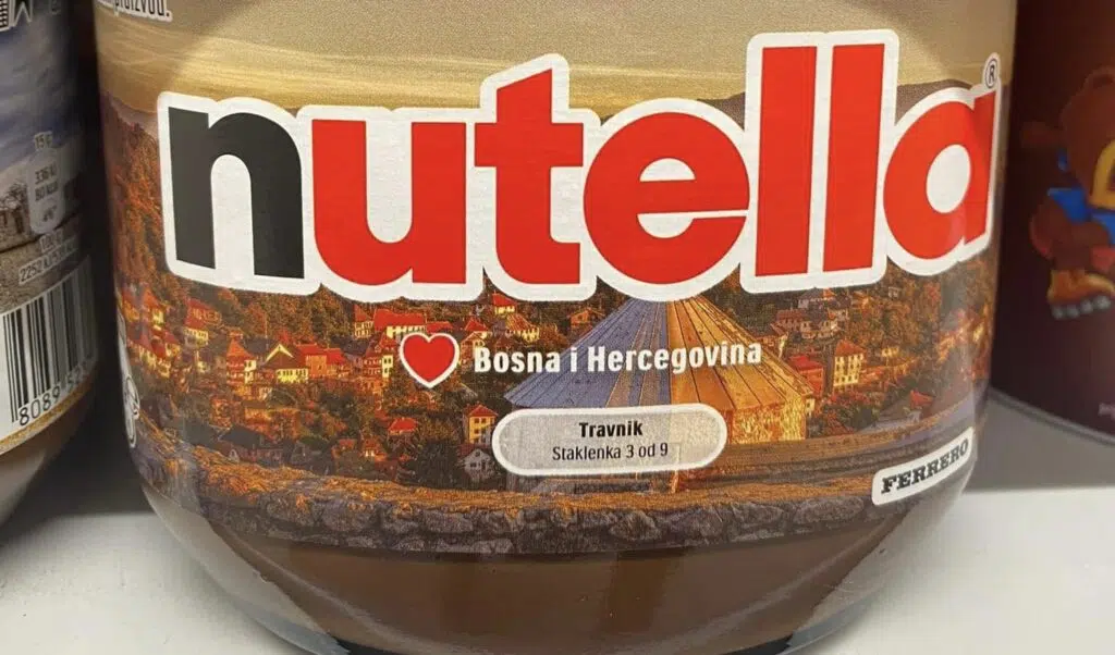 Na tegli Nutelle fotografija Travnika