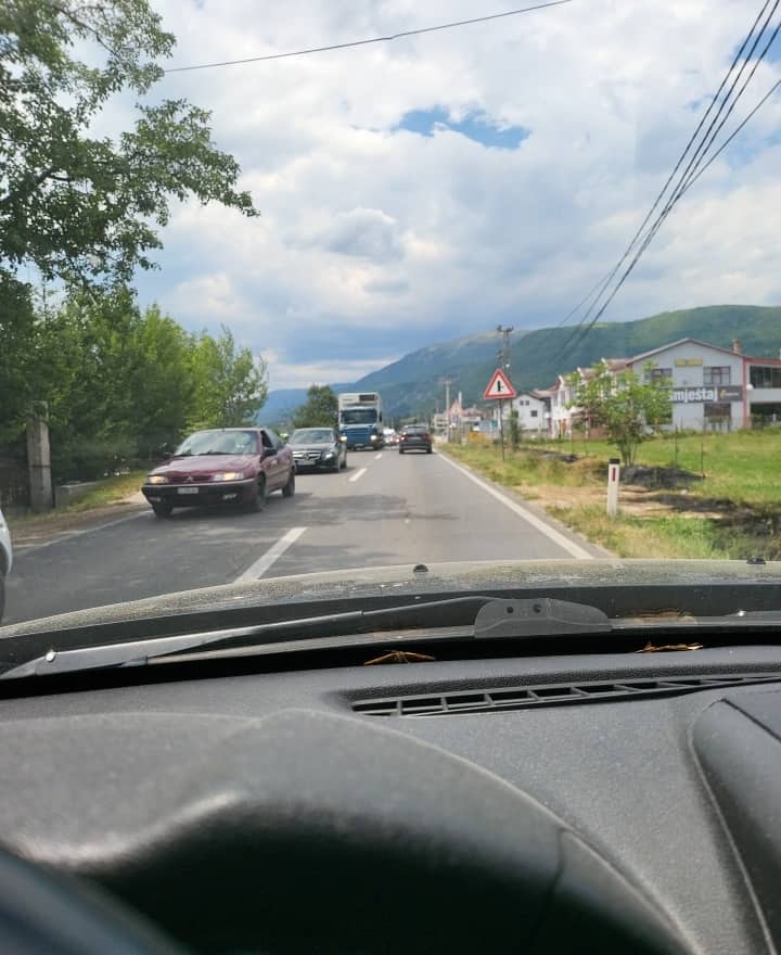 vozači oprez / duge kolone vozila od viteza do travnika