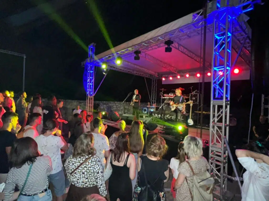 Travnik Summer Fest / Travnička publika uživala u koncertu legendarne grupe Van Gogh