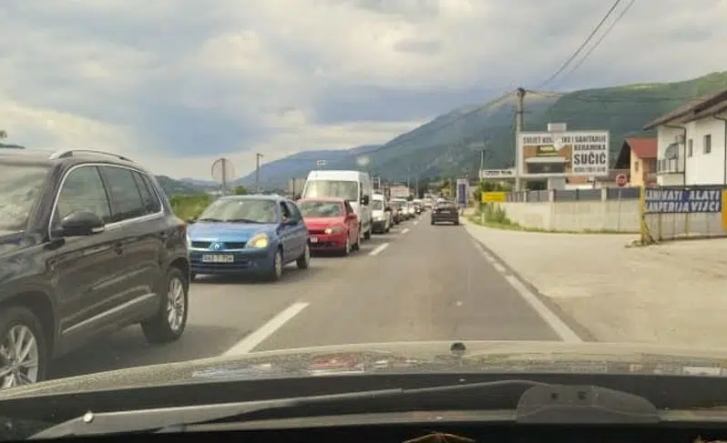 VOZAČI OPREZ / Duge kolone vozila od Viteza do Travnika