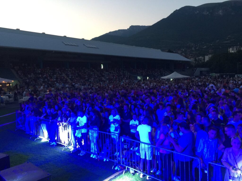 (foto/video) spektakl kakav se ne pamti! halid bešlić u travniku pred 8 000 ljudi
