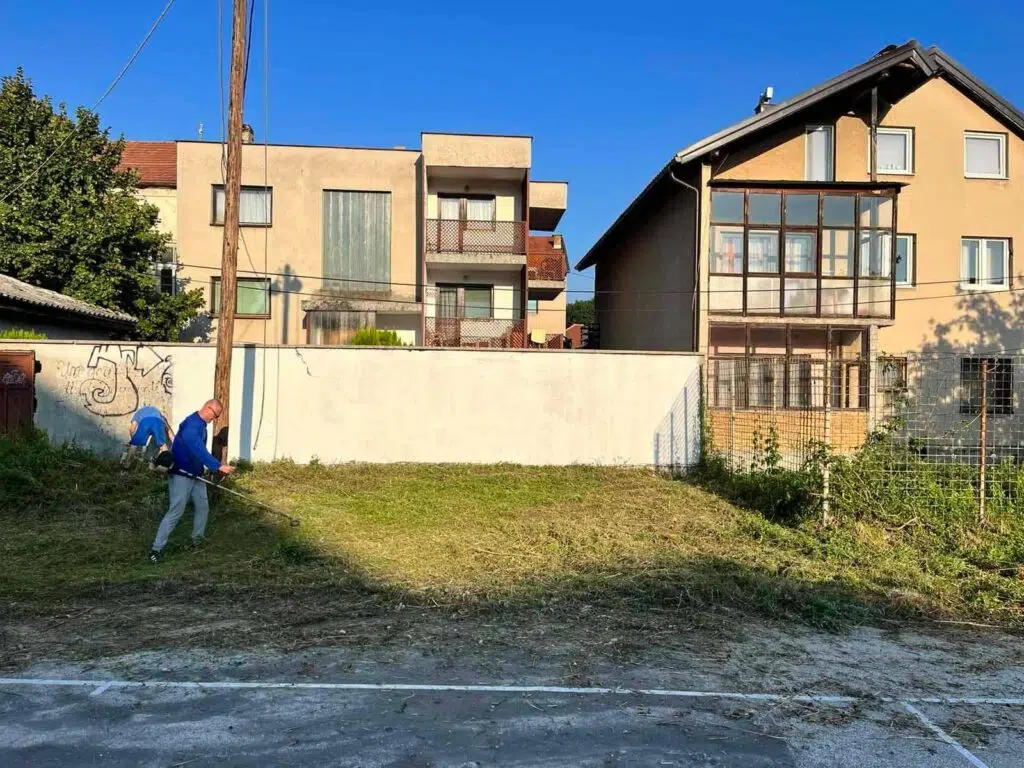 (FOTO) Vrijedni građani uređuju putni pojas, čiste zajedničke prostore, igrališta…