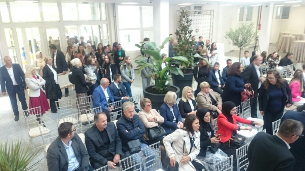 (foto) velika svečanost u travniku / konačno otvoren srednjoškolski centar!