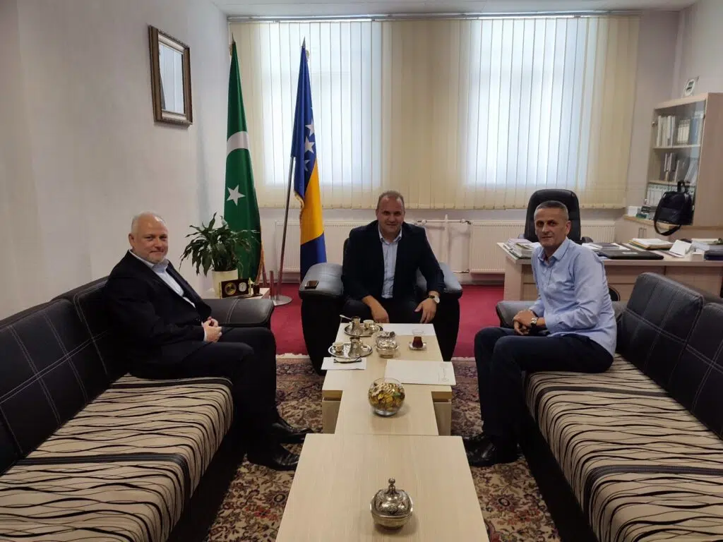 Medžlis IZ Travnik uručio pomoć Esadu-ef. Fuški za liječenju njegovog sina u Turskoj