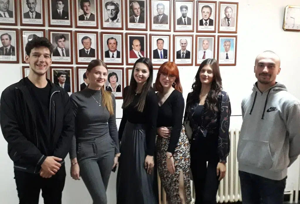 (FOTO) “Socijalni dan” / Srednjoškolci dobili priliku školske klupe zamijeniti radnim mjestima