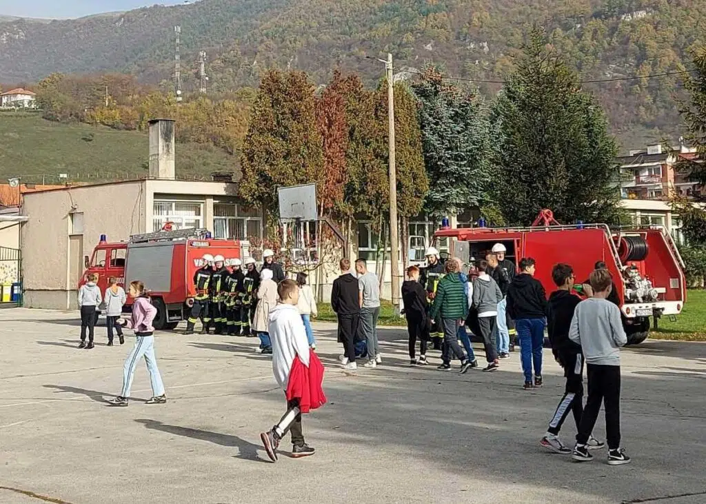 TVJ Travnik/ Taktičko-pokazna vježba evakucije učenika i gašenje požara u OŠ Dolac na Lašvi