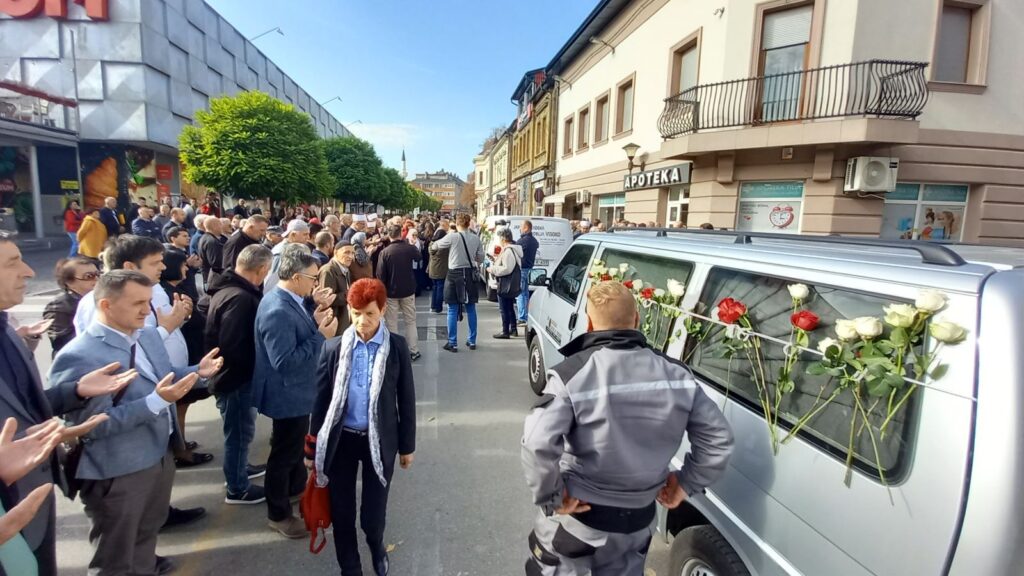 (FOTO) Tabuti s posmrtnim ostacima ubijenih kotorvaroških Bošnjaka stigli u Travnik, građani odaju počast