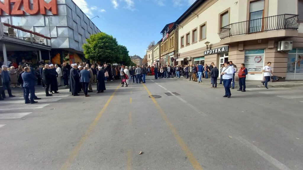 (FOTO) Tabuti s posmrtnim ostacima ubijenih kotorvaroških Bošnjaka stigli u Travnik, građani odaju počast