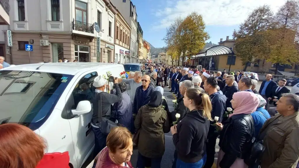 (FOTO) Tabuti s posmrtnim ostacima ubijenih kotorvaroških Bošnjaka stigli u Travnik, građani odaju počast