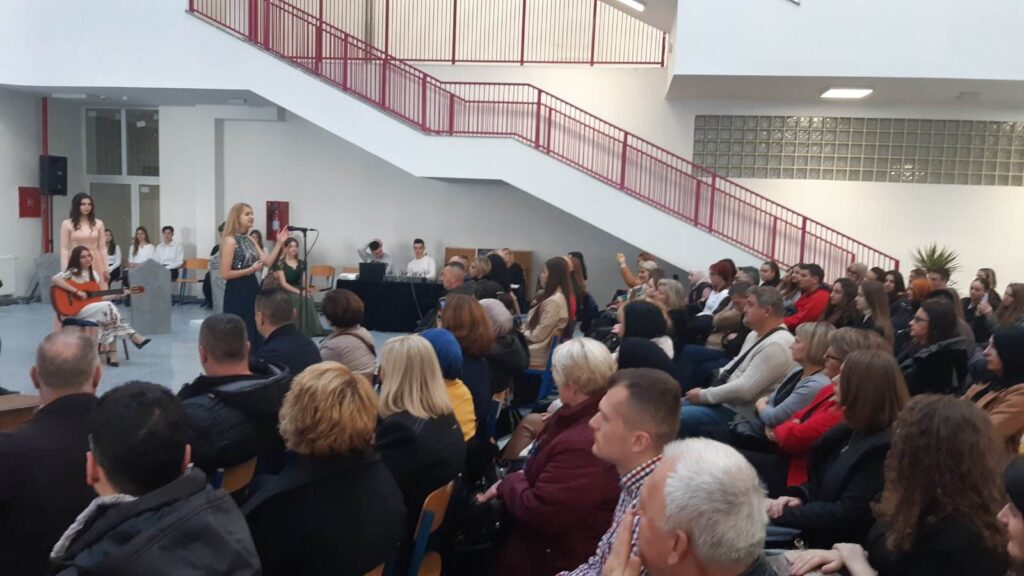 (FOTO) Prva u novoj zgradi / Učenici MSŠ "Travnik" pripremili priredbu povodom Dana državnosti BiH