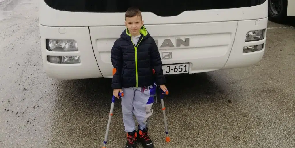 Sretno Danin / Maleni Travničanin otputovao u Beč na operativni zahvat vađenja fiksatora iz noge