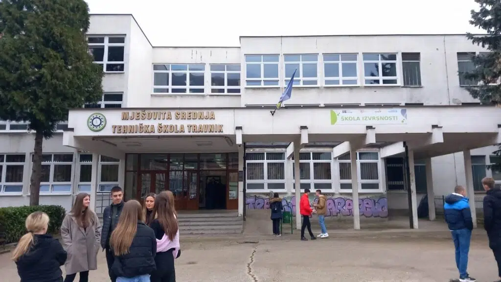 (FOTO) Zgrada MSTŠ Travnik dobila novu stolariju
