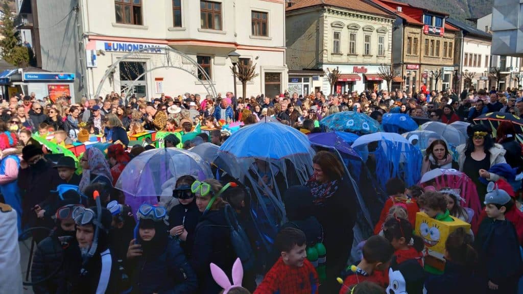 (foto) vesela karnevalska kolona prošetala travnikom