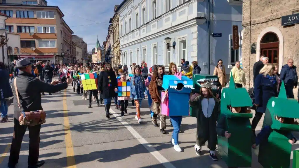 (FOTO) Vesela karnevalska kolona prošetala Travnikom