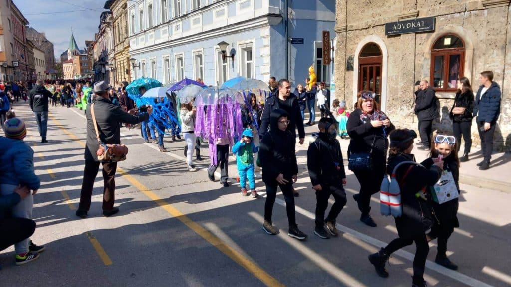 (foto) vesela karnevalska kolona prošetala travnikom