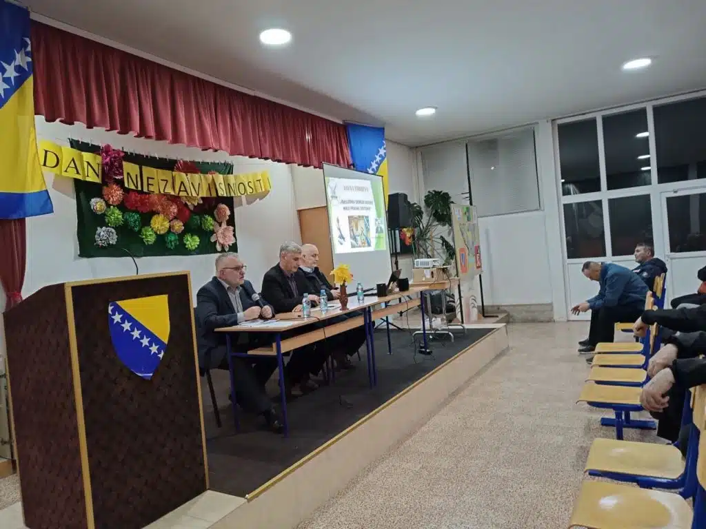 (FOTO) Poklon za Dan nezavisnosti BiH / Udruženje “306” održalo dvije tribine u Bugojnu i Han Biloj