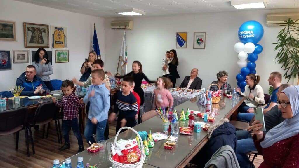 (foto/video) djeca rođena na dan općine travnik danas proslavila rođendan