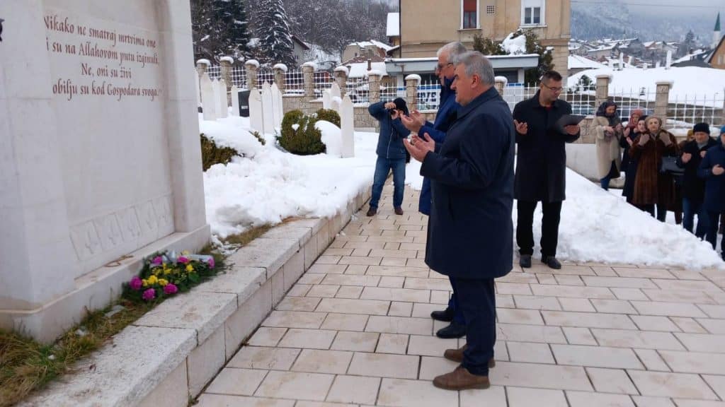 (foto) polaganjem cvijeća na šehidsko mezarje obilježen dan nezavisnosti bih u travniku