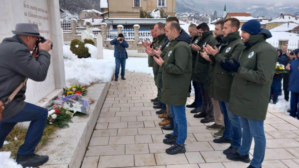 (foto) polaganjem cvijeća na šehidsko mezarje obilježen dan nezavisnosti bih u travniku