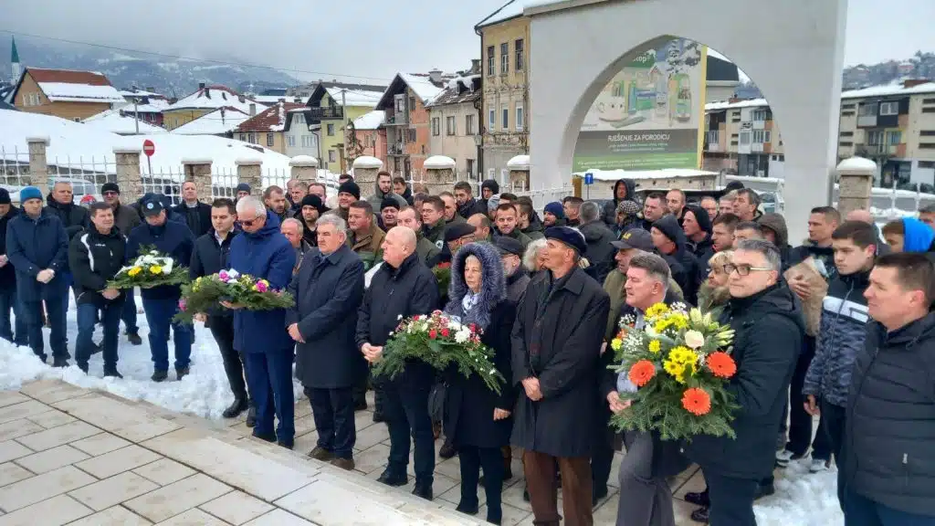 (FOTO) Polaganjem cvijeća na Šehidsko mezarje obilježen Dan nezavisnosti BiH u Travniku