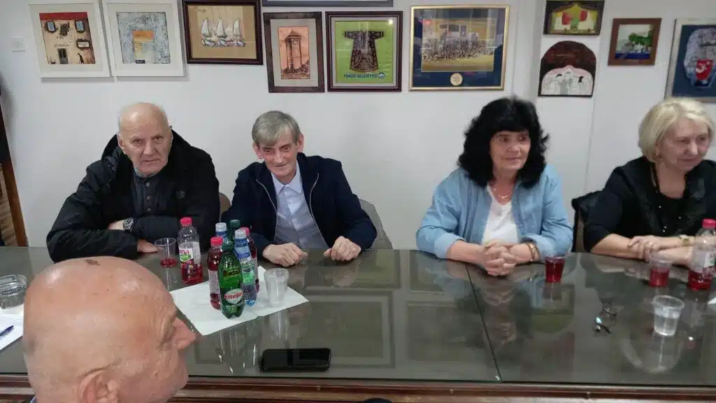 (FOTO) Penzioneri općinske administracije na kafi sa načelnikom / Evocirane uspomene na ljepše dane…