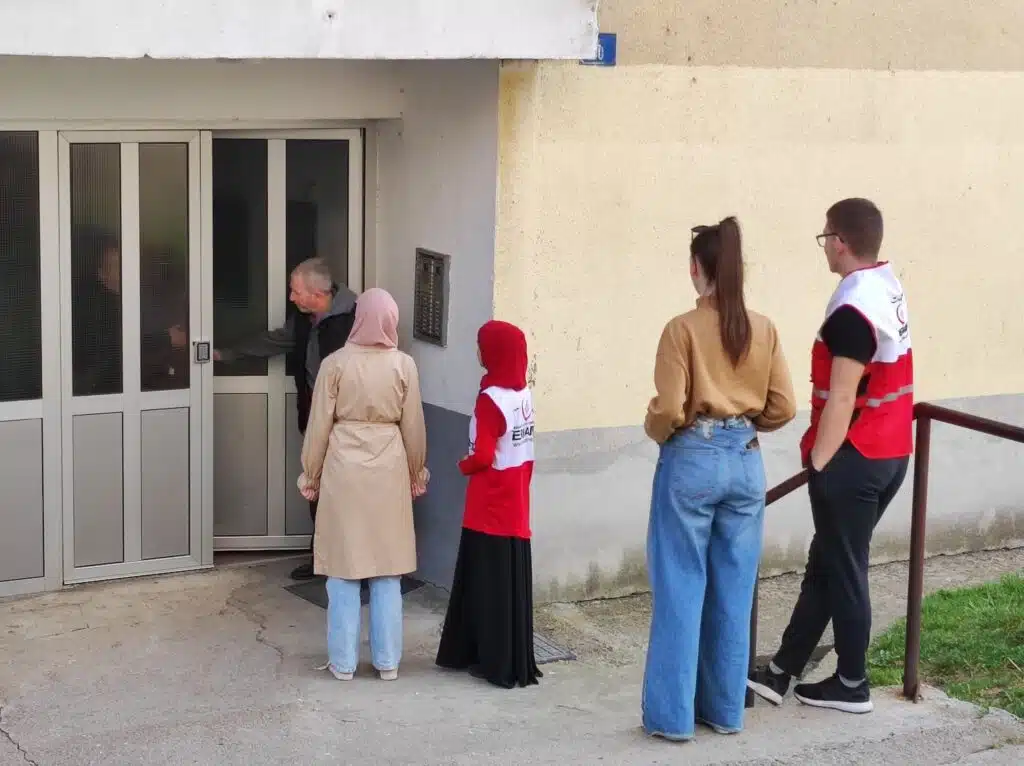 (FOTO) Volonteri “Merhameta” Travnik i ove godine vrše dostavu iftara na kućni prag