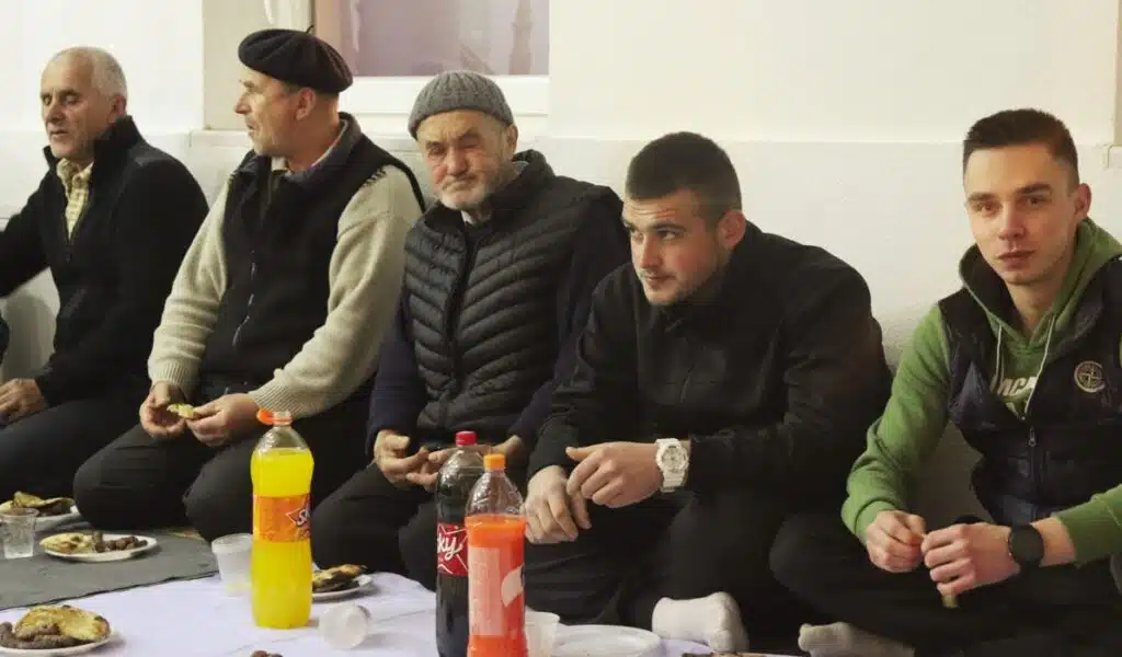 (FOTO) Veliki iftar u džematu Krpeljići / Zajedno iftarilo oko 170 osoba