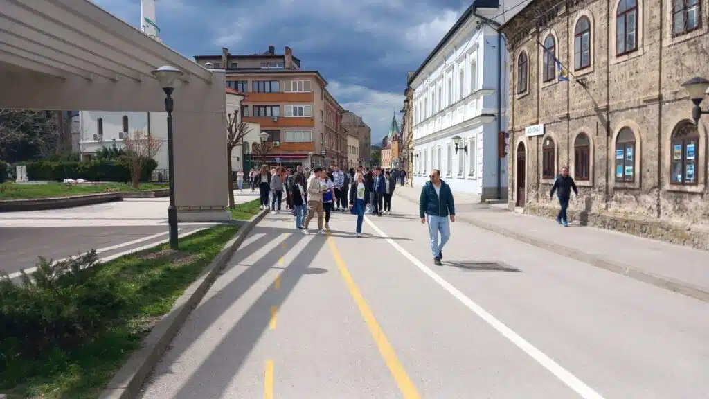 (FOTO) Učenička šetnja za ekologiju u Travniku