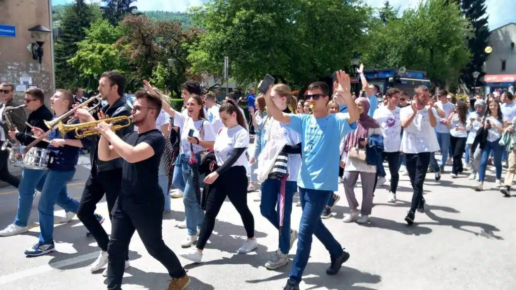(FOTO) Šetnjom uz trubače završeno najljepše đačko doba