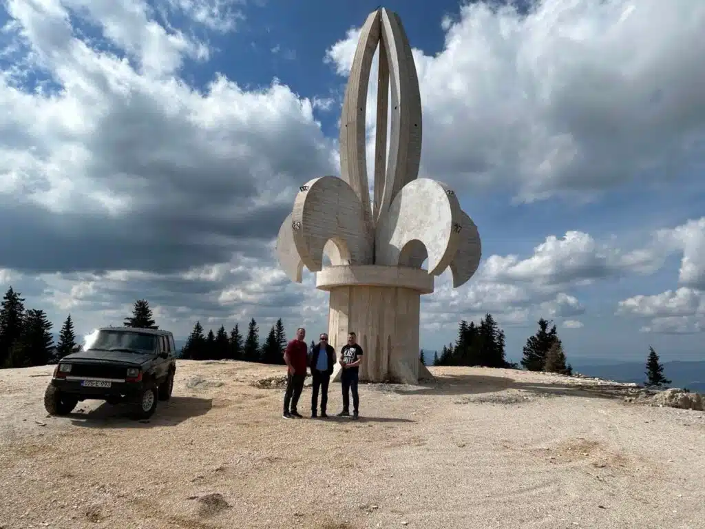 (FOTO) Spomen obilježje “General Mehmed Alagić – Ljiljan – Ljuta Greda” / Sve spremno za nastavak završnih radova