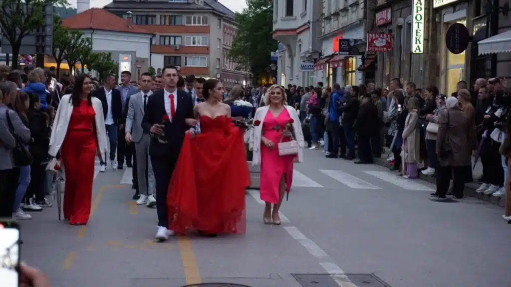 (FOTO) Mladost i ljepota na ulicama Travnika / Bosanskom ulicom prodefilovali maturanti MSTŠ Travnik