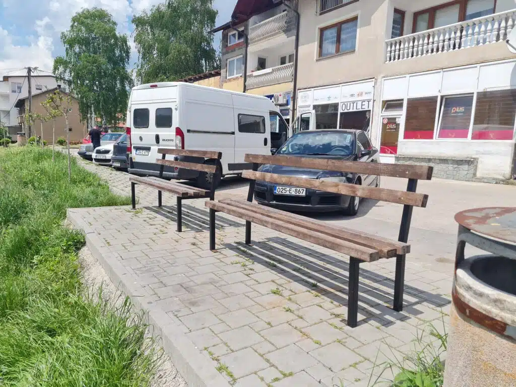 (FOTO) Na Kalibunaru postavljen novi parkovski mobilijar