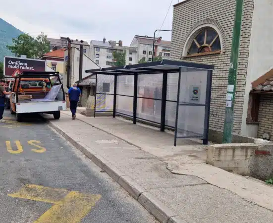 (FOTO) Nove autobusne nastrešnice postavljene kod Zelene pijace, na Kalibunaru i na stanici u Turbetu