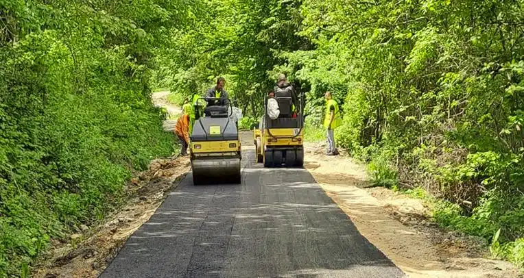 (FOTO) Počeli radovi na asfaltiranju puta u Hamamdžićima