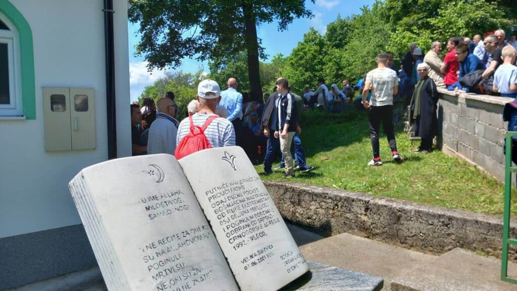 (foto) na velikoj bukovici obilježena godišnjica stradanja bošnjaka općine travnik