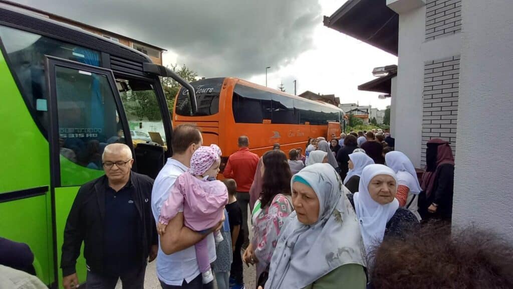 (foto) iz travnika ispraćene buduće hadžije / porodica, prijatelji i građani ispratili 130 vjernika