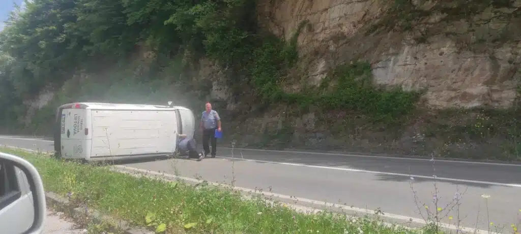 (FOTO) VOZAČI OPREZ / Zbog prevrtanja kombija trenutno gužve u Novom Travniku